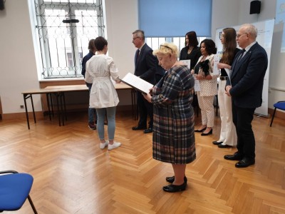 Obraz zawierający ubrania, osoba, w pomieszczeniu, podłoga

Zawartość wygenerowana przez AI może być niepoprawna.