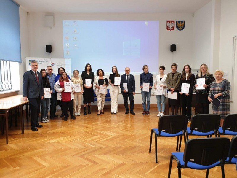 Obraz zawierający ubrania, w pomieszczeniu, meble, krzesło

Zawartość wygenerowana przez AI może być niepoprawna.