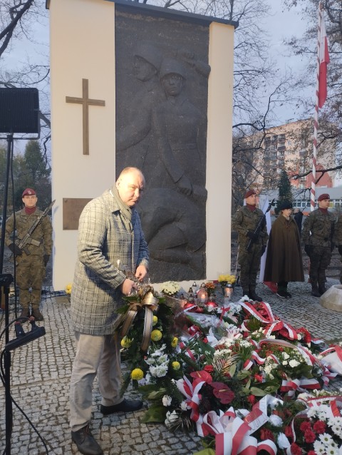 Obraz zawierający ubrania, kwiat, grób, na wolnym powietrzu
Zawartość wygenerowana przez AI może być niepoprawna.