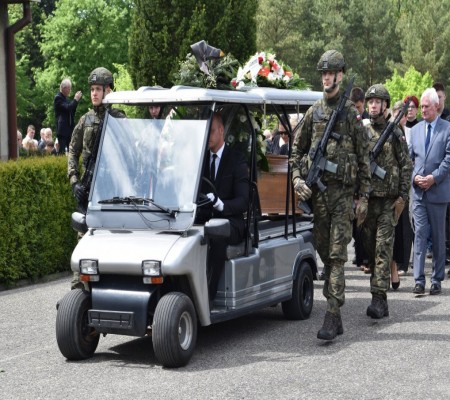 Obraz zawierający pojazd, na wolnym powietrzu, koło, człowiek

Zawartość wygenerowana przez AI może być niepoprawna.