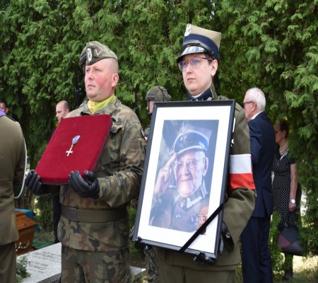 Obraz zawierający ubrania, osoba, człowiek, drzewo

Zawartość wygenerowana przez AI może być niepoprawna.