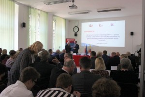 Obraz zawierający ubrania, Ludzka twarz, w pomieszczeniu, człowiek

Zawartość wygenerowana przez AI może być niepoprawna.