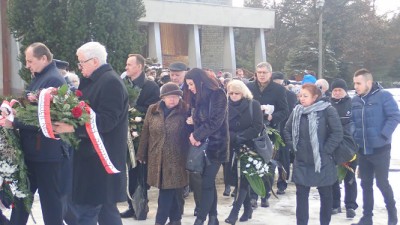 Obraz zawierający ubrania, osoba, na wolnym powietrzu, człowiek
Zawartość wygenerowana przez AI może być niepoprawna.
