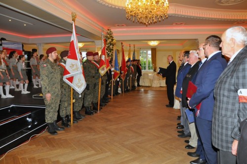 Obraz zawierający ubrania, człowiek, osoba, w pomieszczeniu

Zawartość wygenerowana przez AI może być niepoprawna.