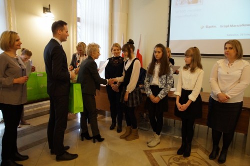 Obraz zawierający ubrania, osoba, w pomieszczeniu, ściana

Zawartość wygenerowana przez AI może być niepoprawna.