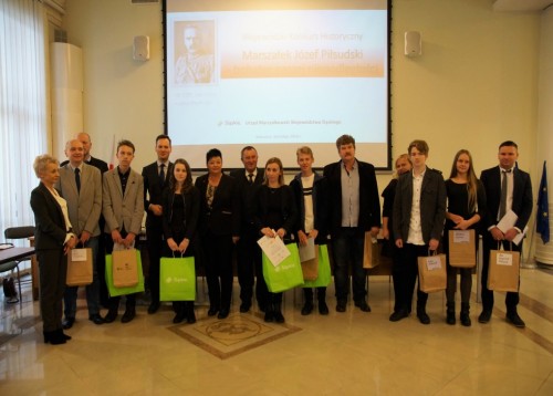 Obraz zawierający ubrania, w pomieszczeniu, osoba, człowiek

Zawartość wygenerowana przez AI może być niepoprawna.