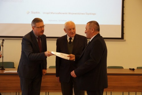 Obraz zawierający ubrania, osoba, w pomieszczeniu, Zarządzanie

Zawartość wygenerowana przez AI może być niepoprawna.