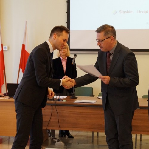 Obraz zawierający ubrania, osoba, w pomieszczeniu, Zarządzanie

Zawartość wygenerowana przez AI może być niepoprawna.