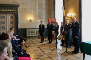 Obraz zawierający ubrania, osoba, człowiek, kobieta
Zawartość wygenerowana przez AI może być niepoprawna.